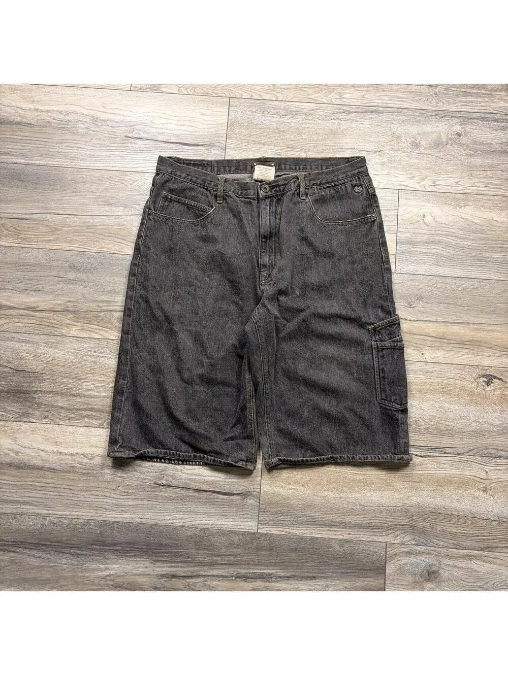 Description:Y2K G-unit dark wash baggy jorts, really good details and fit.